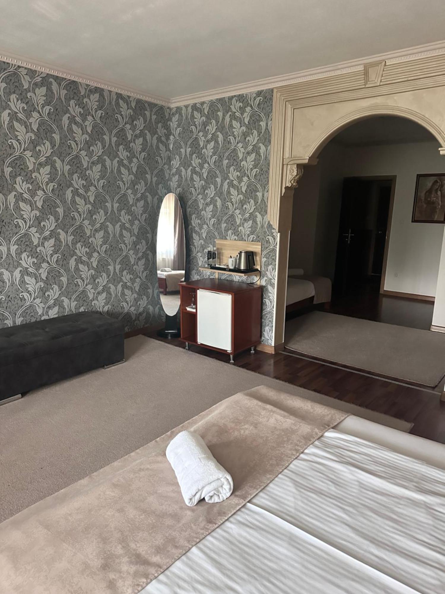 Hotel New Milenium Lukavac Экстерьер фото